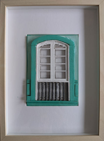 Ventana de dos hojas con baranda torneada